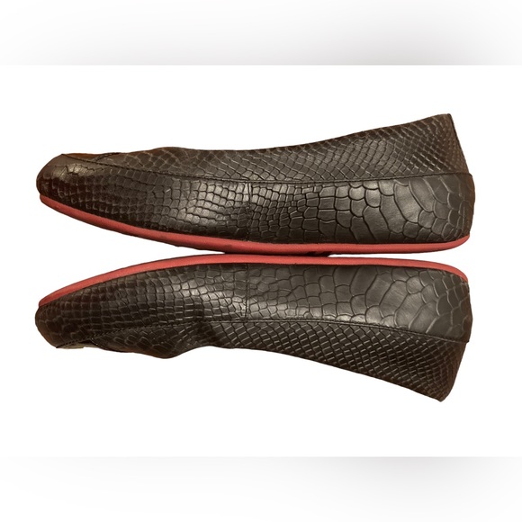 FitFlop size 8.5 EU 40 Black Ballet Flats Crocodile Embossed Cap Toe Shoes. - Picture 2 of 8